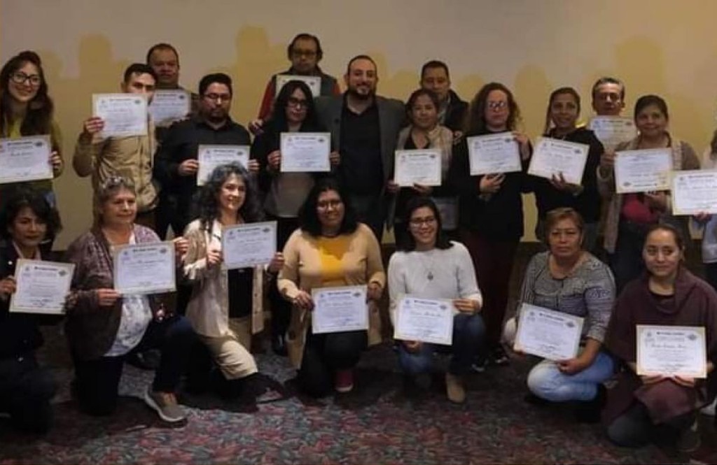 Javier Sampayo con alumnos certificados de AHHDT mostrando sus diplomas de la formación en Hipnosis Holística