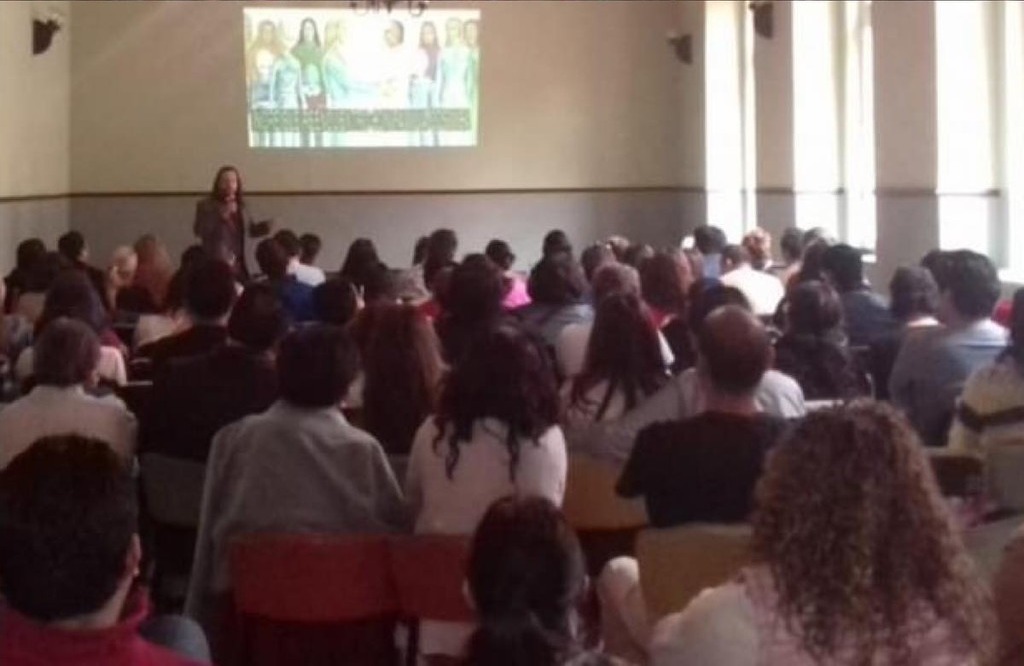 Javier Sampayo dando una conferencia internacional sobre Hipnosis Holística y el fenómeno de las abducciones extraterrestres ante una audiencia numerosa