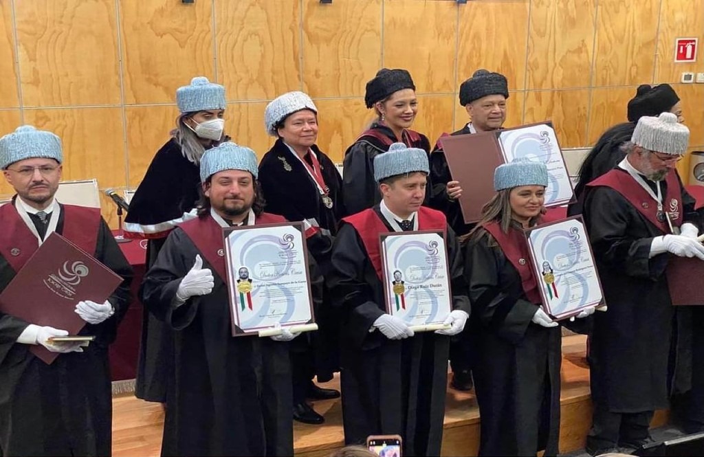 Javier Sampayo recibiendo el grado de Doctor Honoris Causa