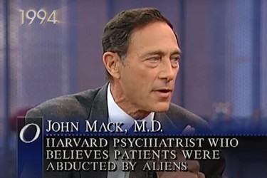 Dr. John E. Mack apareciendo en The Oprah Winfrey Show en 1994, presentado como el psiquiatra de Harvard que cree que sus pacientes fueron abducidos por extraterrestres